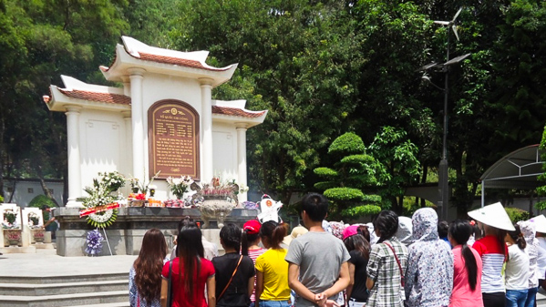 Dâng hương tưởng niệm các anh hùng liệt sĩ tại ngã  ba Đồng Lộc