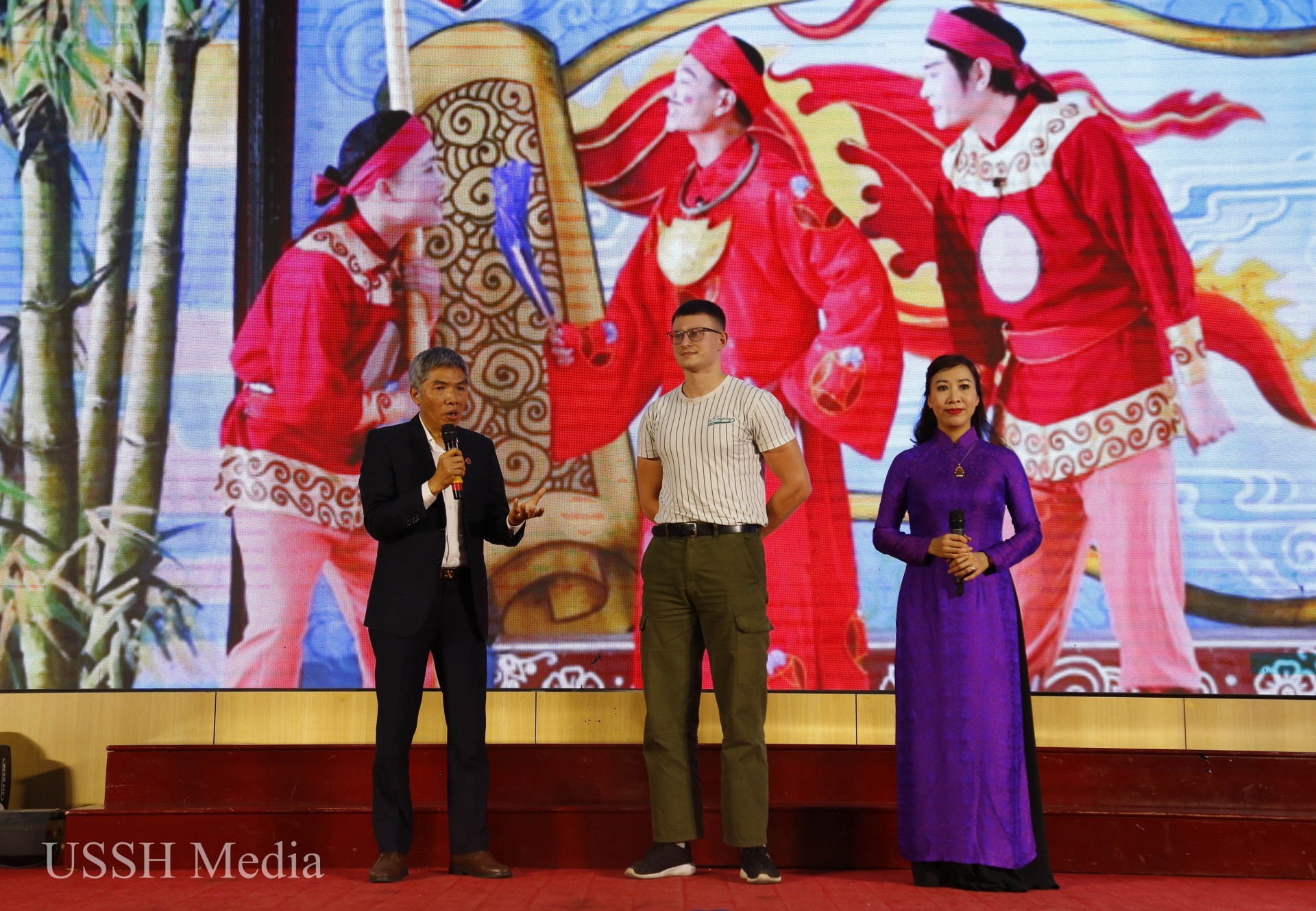 Sinh viên Ukraina Khoa Việt Nam học và Tiếng Việt giao lưu cùng các nghệ sĩ. 