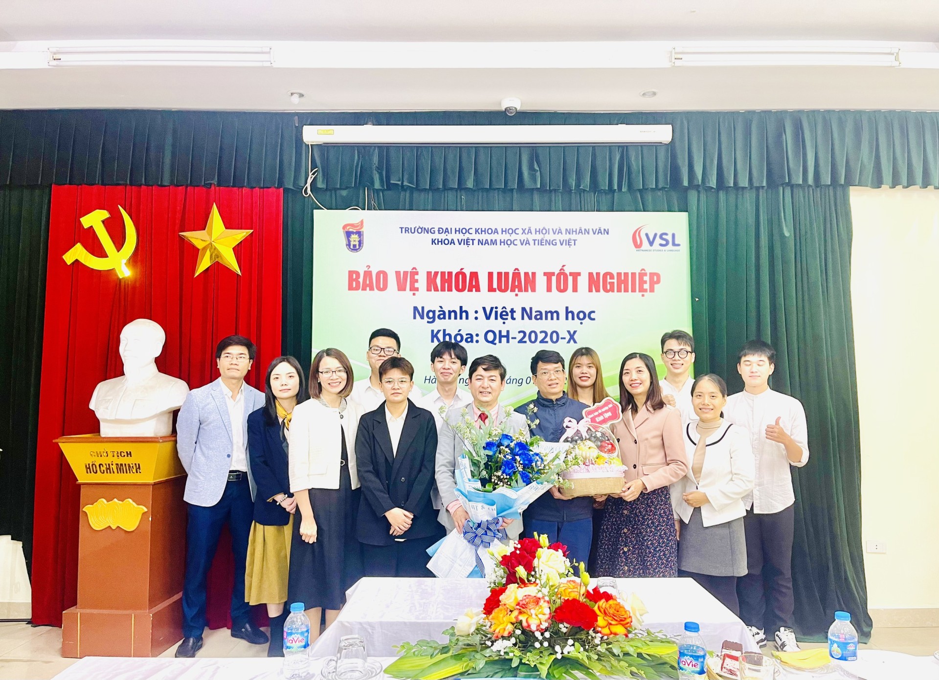 Sinh viên Khoá QH-2020-X Khoa Việt Nam học và Tiếng Việt bảo vệ khóa luận tốt nghiệp