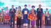 Thứ trưởng Bộ GD&ĐT Nguyễn Văn Phúc và ông Phan Anh Sơn, Chủ tịch Liên hiệp các tổ chức hữu nghị Việt Nam trao giải Nhất cho đội thi đến từ Trường Đại học Khoa học Xã hội và Nhân văn - ĐHQGHN