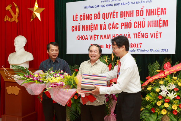 Thành Long/USSH PGS.TS Nguyễn Thiện Nam (phải) tặng hoa và quà bày tỏ sự cảm ơn các thành viên của Ban chủ nhiệm Khoa nhiệm kì trước. (Ảnh: Thành Long/USSH)