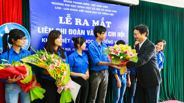 PGS.TS Nguyễn Thiện Nam tặng hoa chúc mừng ban chấp hành Liên chi Đoàn, Liên chi Hội mới. (Ảnh: Thành Long/USSH)