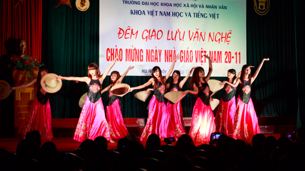 Tiết mục múa của sinh viên Khoa Việt Nam học và Tiếng Việt trong phần đầu của chương trình. (Ảnh: Thành Long/USSH)