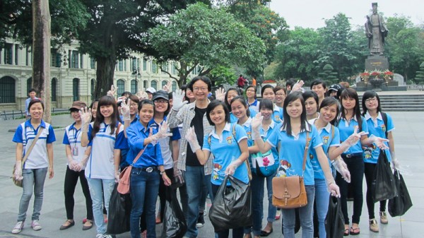 PGS.TS Nguyễn Thiện Nam (Chủ nhiệm Khoa) và các bạn sinh viên. (Ảnh: Thu Hà gửi VSL)
