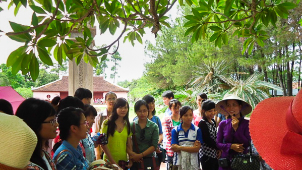 Sinh viên tham quan chùa Thiên Mụ