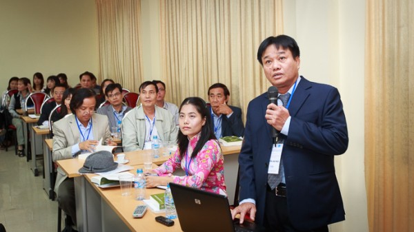 PGS.TS Nguyễn Văn Phúc trình bày báo cáo đầu tiên của Hội thảo tại phiên toàn thể. (Ảnh: Thành Long)