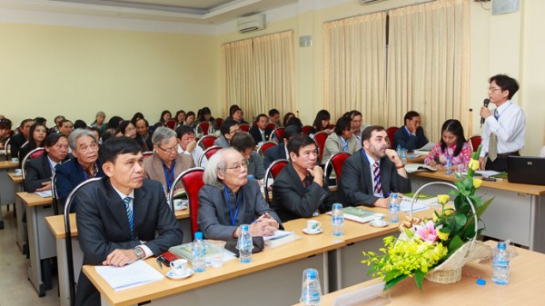 Các đại biểu theo dõi báo cáo của ThS Đào Văn Hùng. (Ảnh: Thành Long)