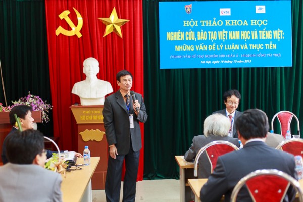 PGS.TS Trần Lê Bảo, tổng kết tiểu ban 1: Việt Nam học và đào tạo Việt Nam học. (Ảnh: Thành Long)