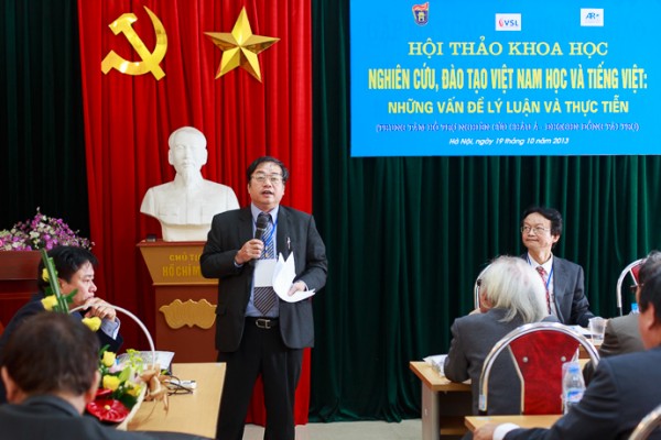 PGS.TS Nguyễn Văn Chính tổng kết tiểu ban 3: Văn hoá - lịch sử - xã hội Việt Nam. (Ảnh: Thành Long)