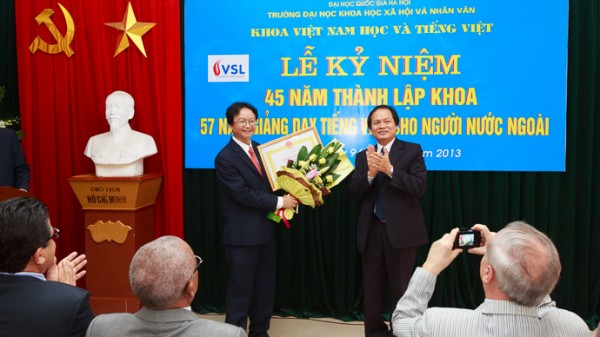 GS.TS Nguyễn Văn Khánh (Hiệu trưởng) trao bằng khen của Giám đốc ĐHQGHN và tặng hoa chúc mừng Khoa Việt Nam học và Tiếng Việt.