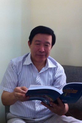 Ông Cung Diệu Kim xúc động khi thấy hình ảnh của cố nhà giáo Nguyễn Văn Tuyên, thầy giáo cũ yêu quý của ông.