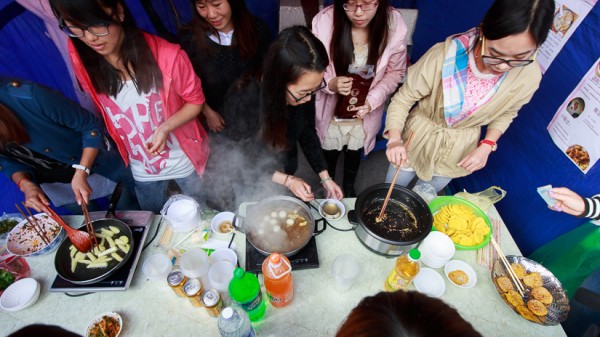 Sinh viên Trung Quốc đang chế biến bánh trôi Trung Quốc và bánh Pí.