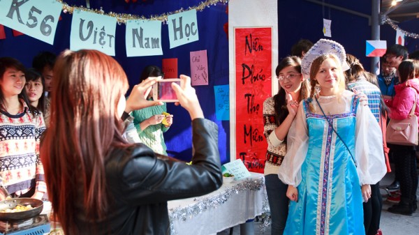 Sinh viên Nga và Việt Nam chụp ảnh lưu niệm trước gian hàng của K56 Việt Nam học.