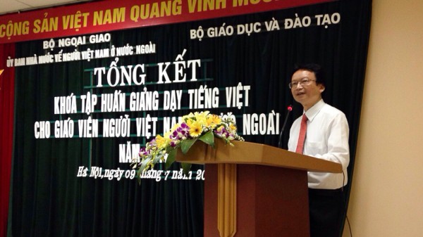 PGS Nguyễn Thiện Nam (Chủ nhiệm Khoa Việt Nam học và Tiếng Việt) phát biểu tại buổi lễ bế giảng khoá tập huấn.