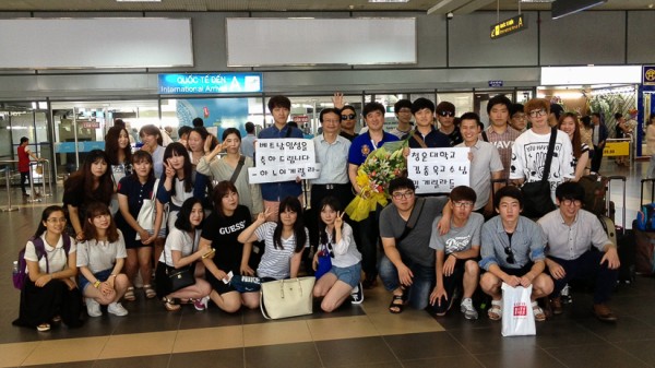 Đoàn SV Đại học CHUNGWON đến sân bay Nội Bài. (Ảnh: VSL)