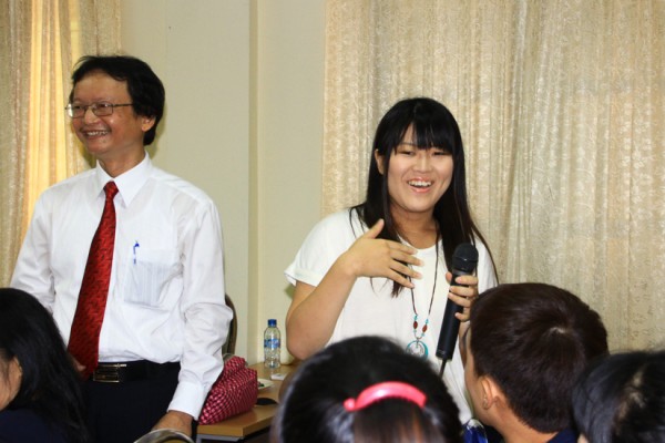 Bạn Yukari, người Nhật Bản,1 trong 9 tân sinh viên Quốc tế  K59 VNH tự giới thiệu, làm quen với thầy cô và các bạn. (Ảnh: Fugo Kunio)