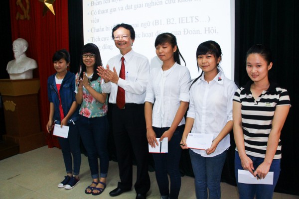 PGS.TS Nguyễn Thiện Nam trao quà cho 5 sinh viên là thủ khoa, á khoa của Khoa VNH&TV trong kì thi tuyển sinh ĐH 2014. (Ảnh: Fugo Kunio)