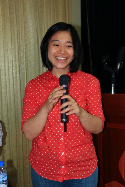 Lê Ngọc Mai, sinh viên K55 Việt Nam học nhận học bổng du học 1 năm tại Đại học Ngoại ngữ Tokyo Nhật Bản trao đổi kinh nghiệm. (Ảnh: Fugo Kunio)