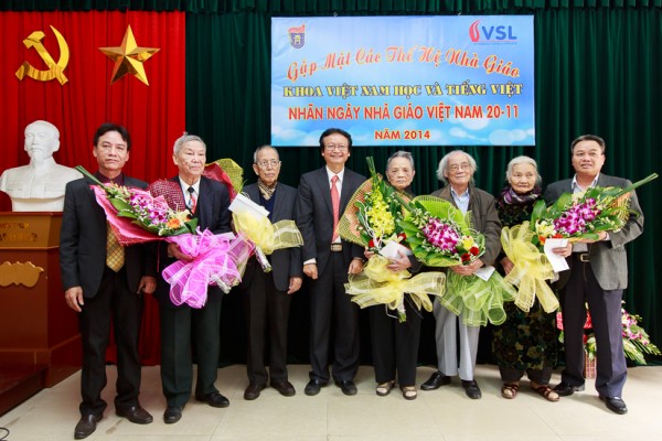 Ban Chủ nhiệm Khoa tặng hoa và quà chúc mừng các nhà giáo trên 80 tuổi. (Ảnh: Thành Long)
