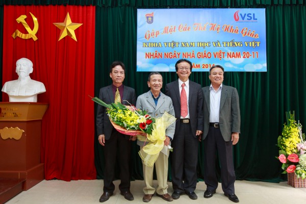 Ban Chủ nhiệm Khoa tặng hoa và quà chúc mừng nhà giáo Phan Hải thượng thọ 80 tuổi. (Ảnh: Thành Long)