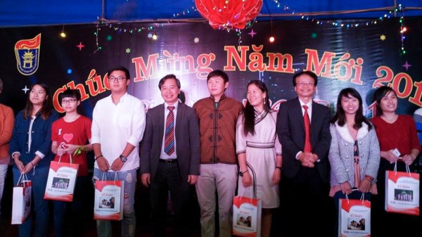 PGS.TS Phạm Quang Minh trao tặng quà của nhà trường tới thầy trò Khoa Việt Nam học và Tiếng Việt.