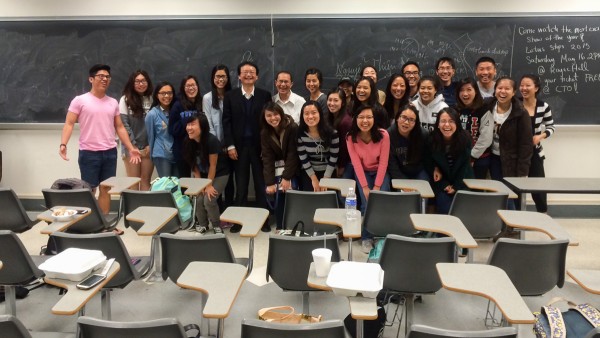 PGS.TS Nguyễn Thiện Nam giao lưu với sinh viên gốc Việt tại UCLA.