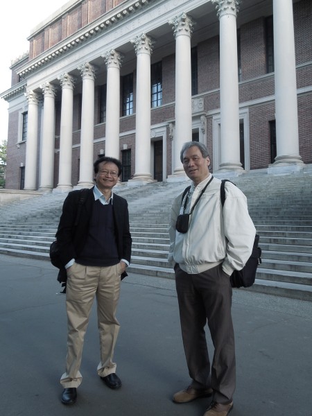 PGS Nguyễn Thiện Nam (trái) và GS Ngô Như Bình trước thư viện Đại học Harvard.