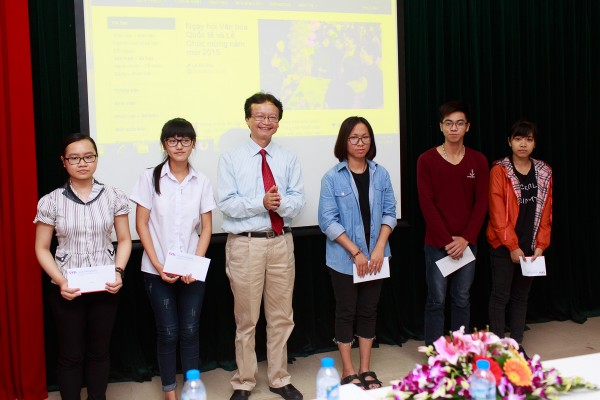 PGS.TS. Nguyễn Thiện Nam trao phần thưởng cho các sinh viên có điểm đầu vào cao nhất khóa.