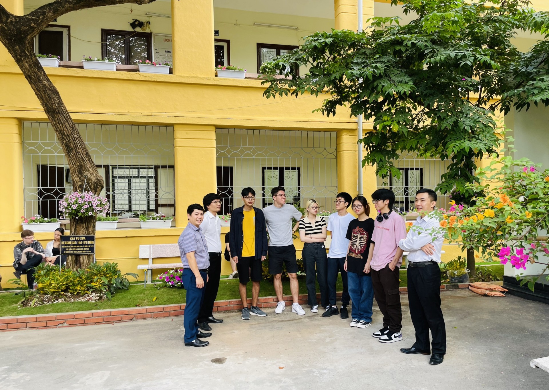 Cải tạo khuôn viên khoa Việt Nam học và Tiếng Việt
