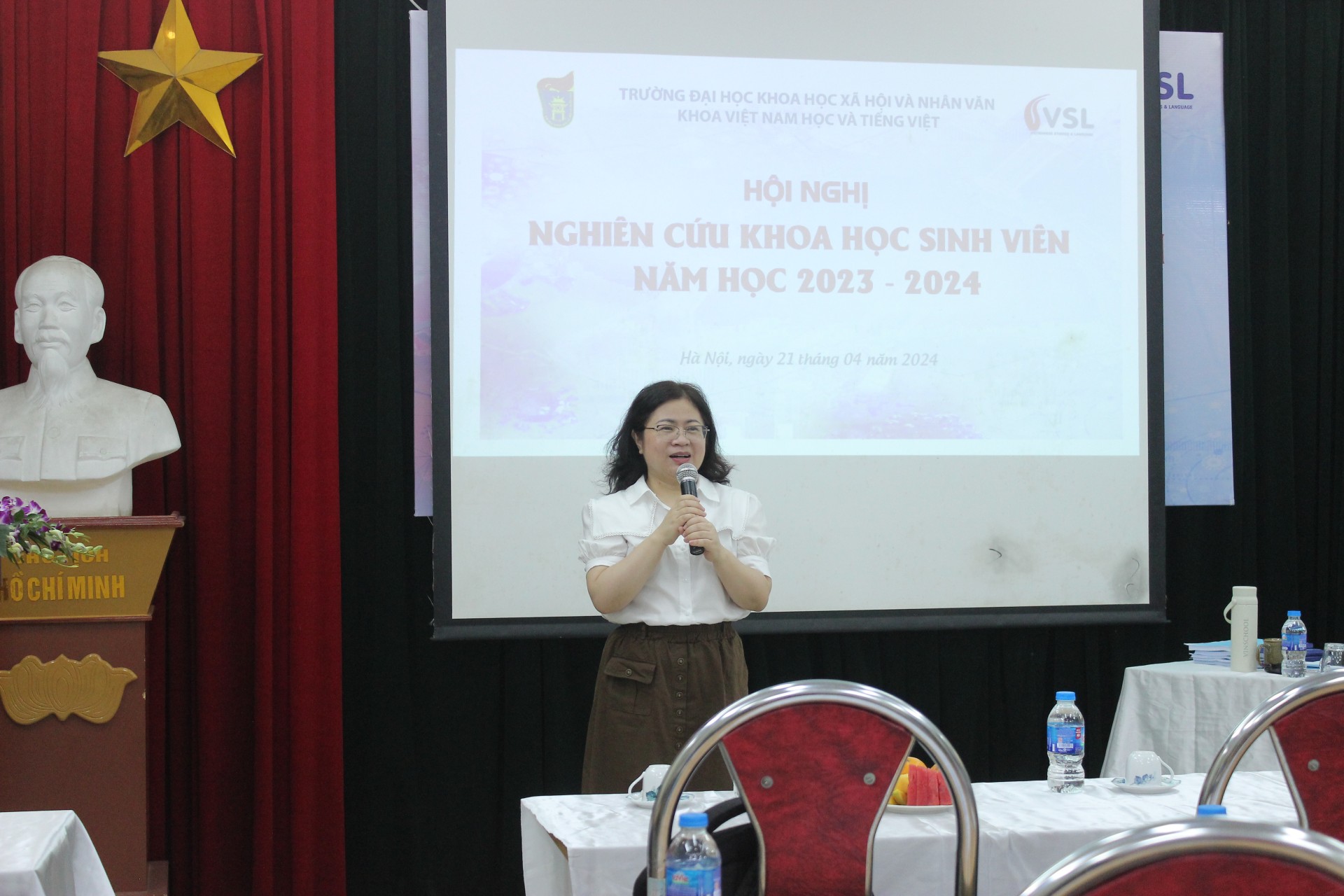 TS. Lê Thị Thanh Tâm - Trưởng Khoa VNH&TV phát biểu tại hội nghị 